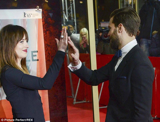 премьера фильма 50 оттенков серого, платье Дакоты Джонсон на премьере фильма, откровенное платье Дакоты Джонсон, сексуальное платье Дакоты Джонсон