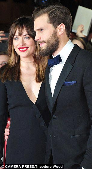 премьера фильма 50 оттенков серого, платье Дакоты Джонсон на премьере фильма, откровенное платье Дакоты Джонсон, сексуальное платье Дакоты Джонсон