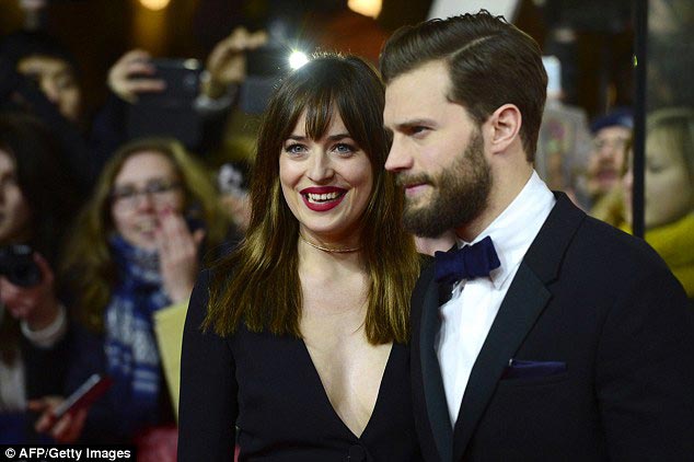 премьера фильма 50 оттенков серого, платье Дакоты Джонсон на премьере фильма, откровенное платье Дакоты Джонсон, сексуальное платье Дакоты Джонсон