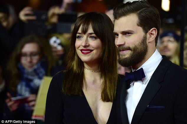 премьера фильма 50 оттенков серого, платье Дакоты Джонсон на премьере фильма, откровенное платье Дакоты Джонсон, сексуальное платье Дакоты Джонсон