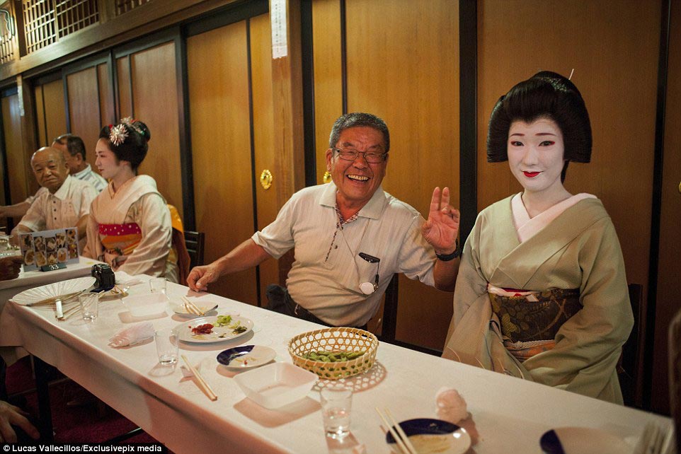 мир гейш, гейши изнутри, фотографии гейш,Лукас Валлесиллос, Lucas Vallecillos, гейши репортаж