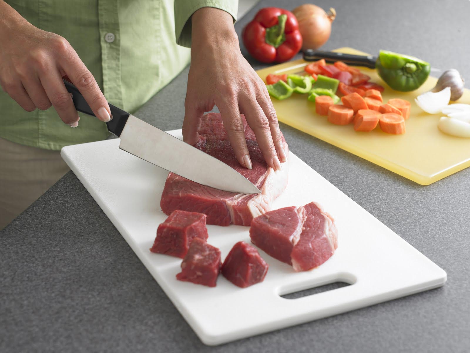 Нож режет овощи. Нарезка продуктов. Нарезка мяса для готовки. Доска для нарезки мяса.