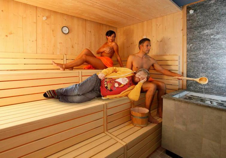 над спящим коллегой фотошоп, пошутили над спящим фотошоп, не спи на работе фотошоп