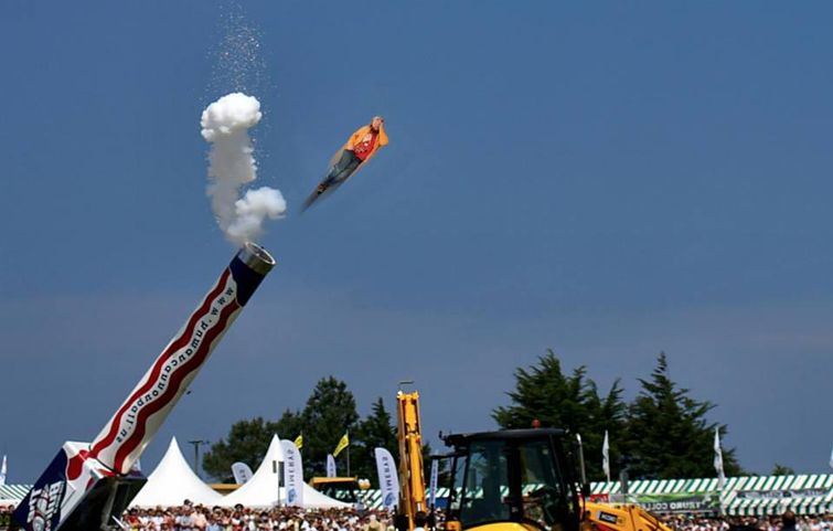 над спящим коллегой фотошоп, пошутили над спящим фотошоп, не спи на работе фотошоп