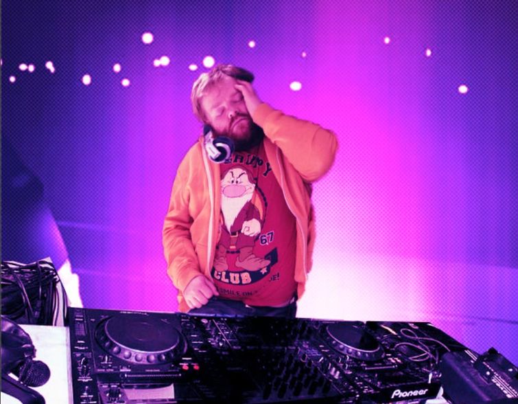 над спящим коллегой фотошоп, пошутили над спящим фотошоп, не спи на работе фотошоп