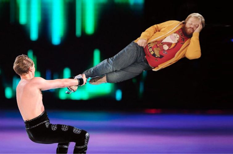 над спящим коллегой фотошоп, пошутили над спящим фотошоп, не спи на работе фотошоп