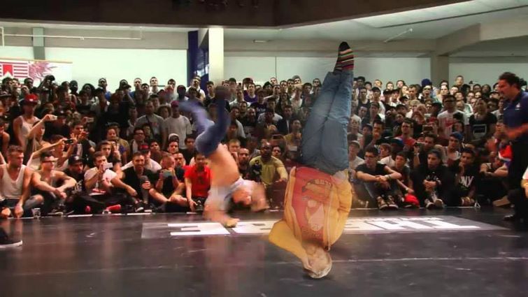 над спящим коллегой фотошоп, пошутили над спящим фотошоп, не спи на работе фотошоп