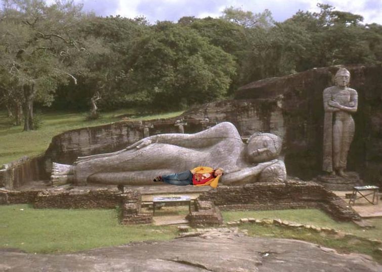 над спящим коллегой фотошоп, пошутили над спящим фотошоп, не спи на работе фотошоп