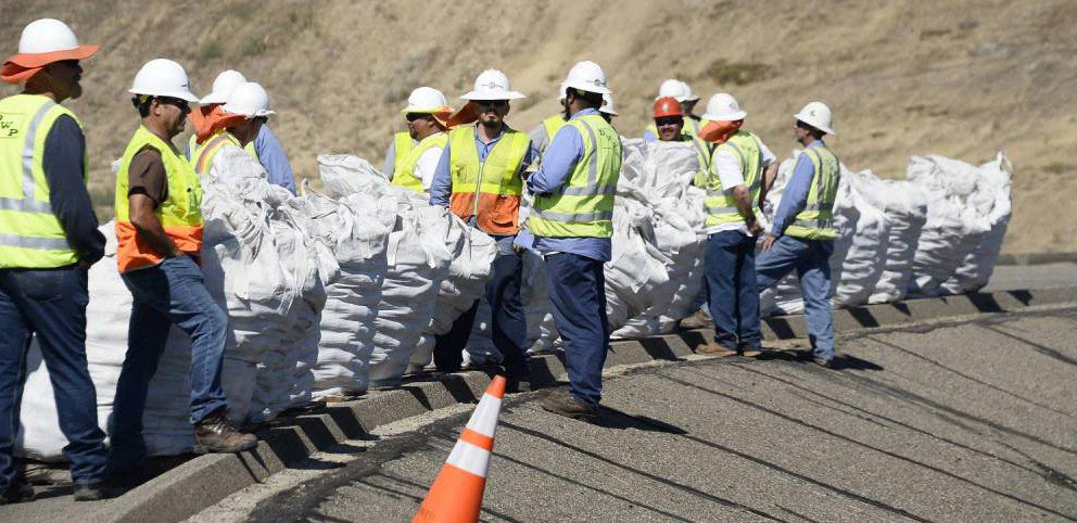 Почему американцы высыпали 96 миллионов черных шаров в водохранилище 96 млн черных шаров, черные пластиковые шары в водохранилище, пластиковые шары от испарения воды