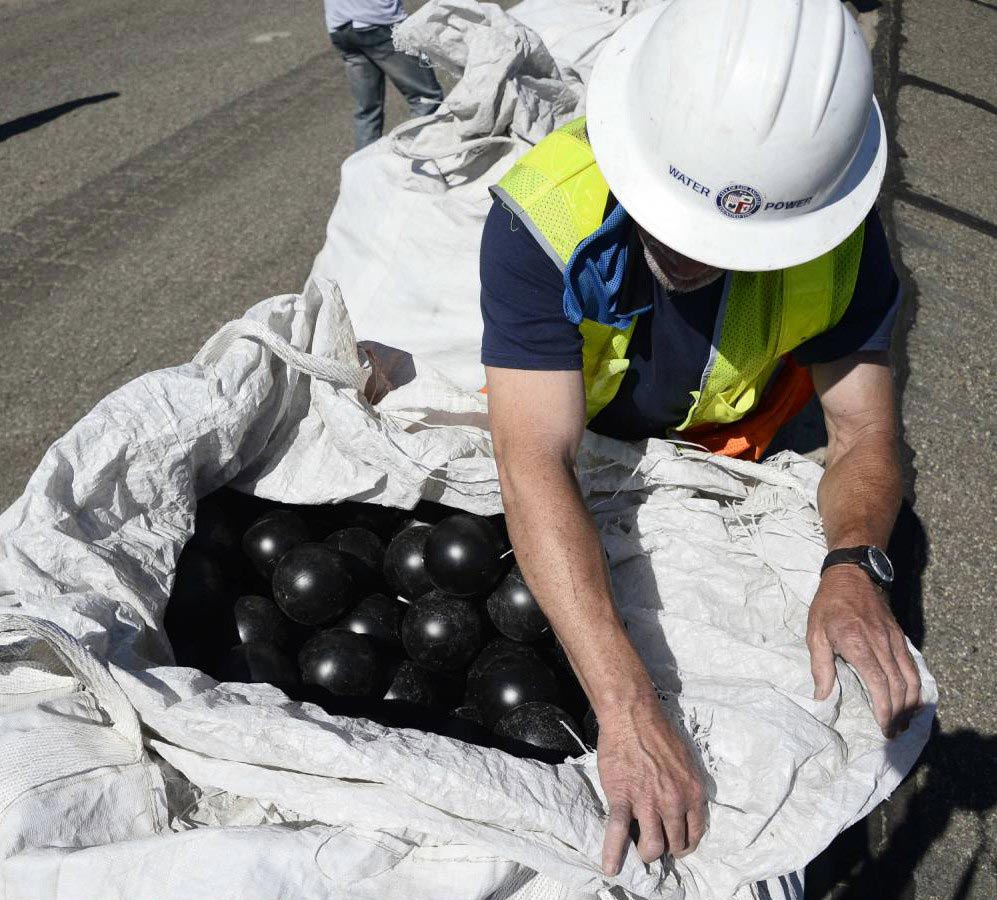 Почему американцы высыпали 96 миллионов черных шаров в водохранилище 96 млн черных шаров, черные пластиковые шары в водохранилище, пластиковые шары от испарения воды