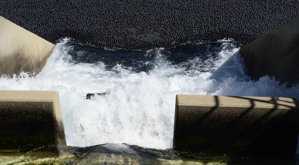 Почему американцы высыпали 96 миллионов черных шаров в водохранилище 96 млн черных шаров, черные пластиковые шары в водохранилище, пластиковые шары от испарения воды