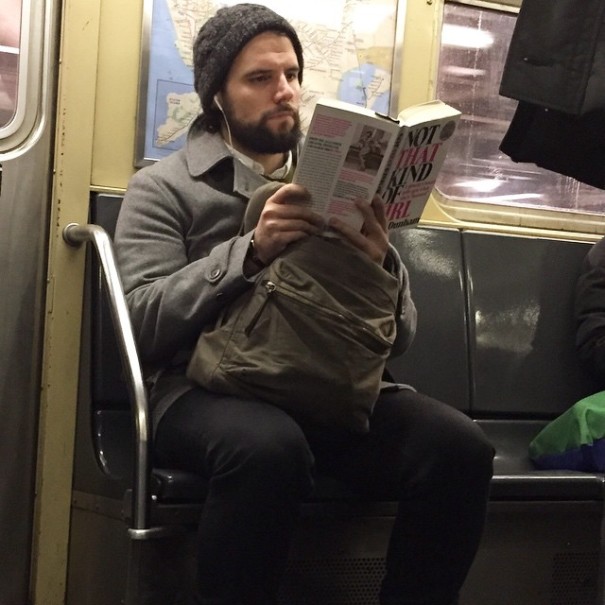 Горячие парни читающие книги в метро, Hot Dudes Reading