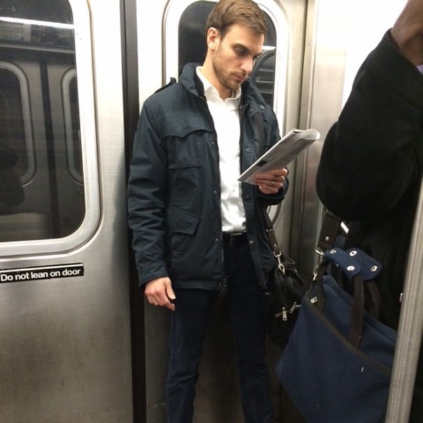 Горячие парни читающие книги в метро, Hot Dudes Reading