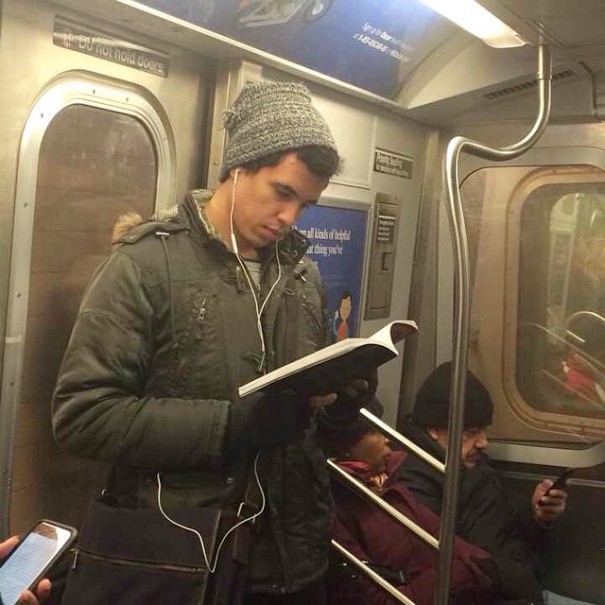Горячие парни читающие книги в метро, Hot Dudes Reading