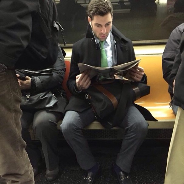 Горячие парни читающие книги в метро, Hot Dudes Reading