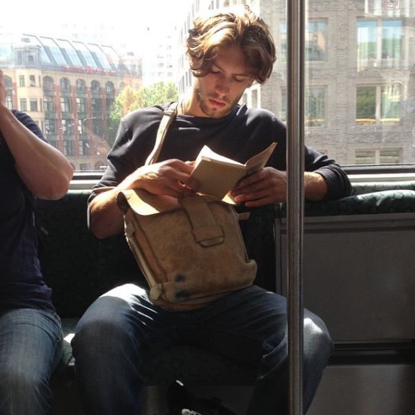 Горячие парни читающие книги в метро, Hot Dudes Reading