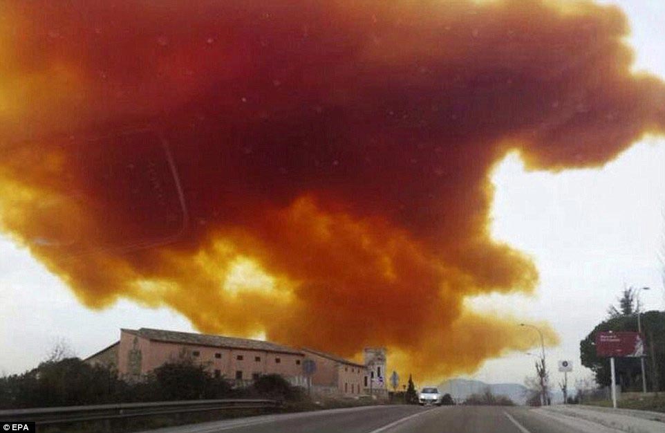 токсичное облако в Испании, оранжевое облако в Испании, оранжевое токсичное облако в Испании, взрыв на химическом заводе в Испании, Оранжевое облако Игуалада