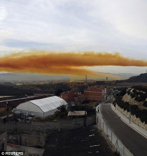 токсичное облако в Испании, оранжевое облако в Испании, оранжевое токсичное облако в Испании, взрыв на химическом заводе в Испании, Оранжевое облако Игуалада