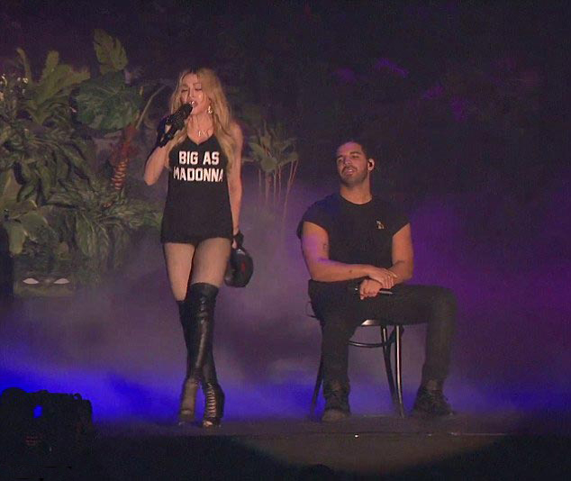 Мадонна поцеловала Дрейка, поцелуй Мадонны и Дрейка, Мадонна поцеловала на сцене Дрейка, реакция Дрейка на поцелуй Мадонны, Мадонна поцелуй Коачелла