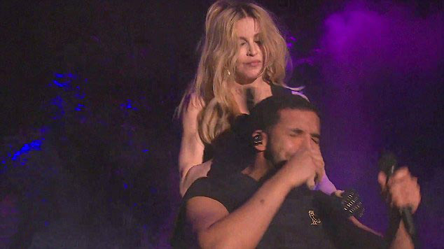 Мадонна поцеловала Дрейка, поцелуй Мадонны и Дрейка, Мадонна поцеловала на сцене Дрейка, реакция Дрейка на поцелуй Мадонны, Мадонна поцелуй Коачелла