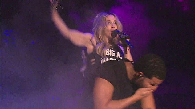 Мадонна поцеловала Дрейка, поцелуй Мадонны и Дрейка, Мадонна поцеловала на сцене Дрейка, реакция Дрейка на поцелуй Мадонны, Мадонна поцелуй Коачелла