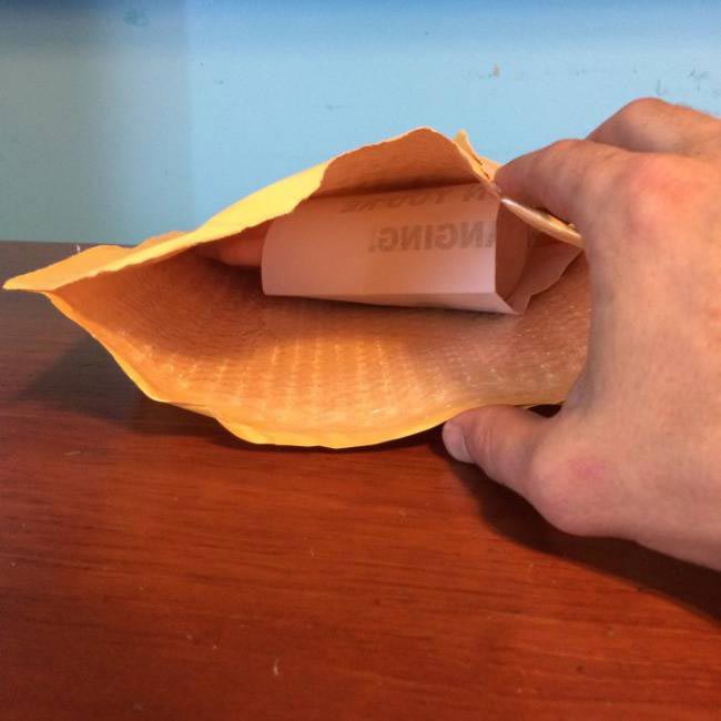 Парень не видел своего брата много лет, и получил от него необычный подарок по почте, чтобы тот по нему не скучал получил от брата подарок, получил подарок от брата чтобы не скучал, необычный подарок по почте