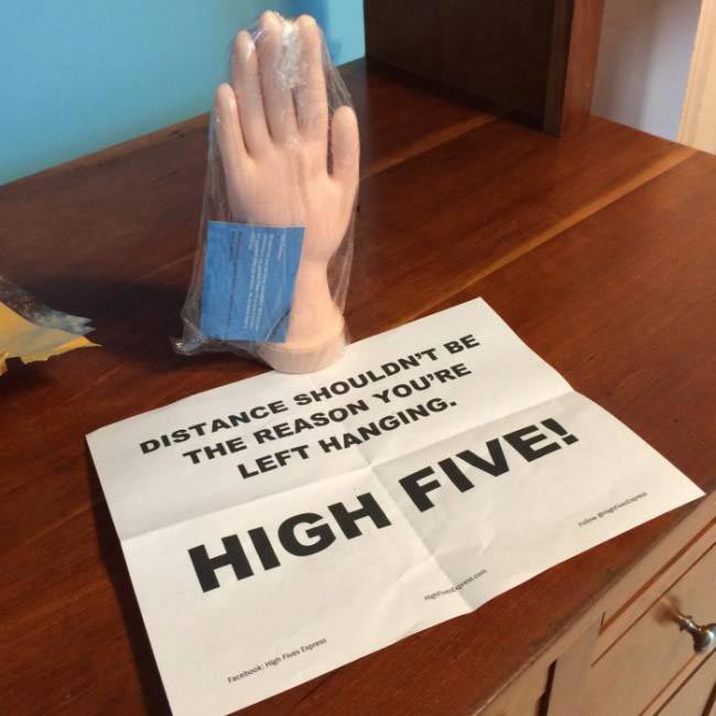 Парень не видел своего брата много лет, и получил от него необычный подарок по почте, чтобы тот по нему не скучал получил от брата подарок, получил подарок от брата чтобы не скучал, необычный подарок по почте