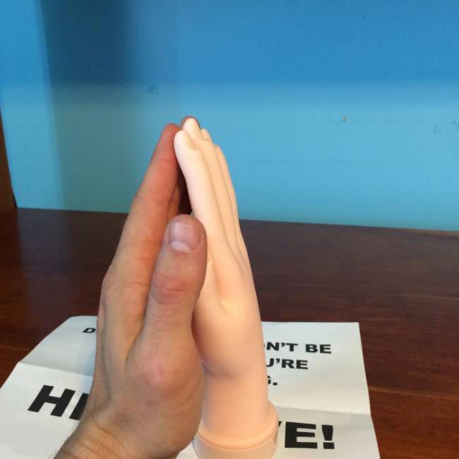 Парень не видел своего брата много лет, и получил от него необычный подарок по почте, чтобы тот по нему не скучал получил от брата подарок, получил подарок от брата чтобы не скучал, необычный подарок по почте