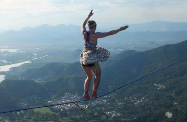 прогулка между скалами на высоких каблуках, Фэйт Дики, Faith Dickey,Highgirls Brazil Festival, соревнования слэклайн 2015, проход по канату в туфлях на высоком 