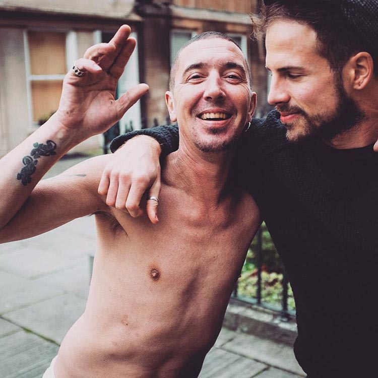 До и после: парикмахер бесплатно стрижет бездомных после полного рабочего дня парикмахер стрижет бездомных, бездомные до и после стрижки, Джошуа Кумбс, Joshua Coombes