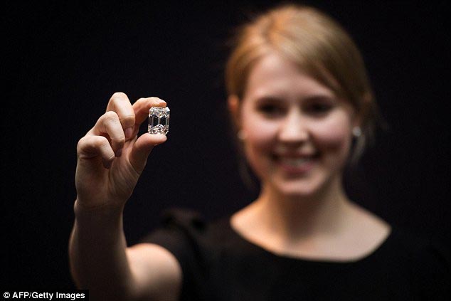 Превращение невзрачного алмаза в совершенный бриллиант стоимостью 16 млн долларов превращение алмаза в бриллиант, бриллиант типа IIa, идеальный бриллиант, совершенный бриллиант, бриллиант 100 карат 16 млн долларов