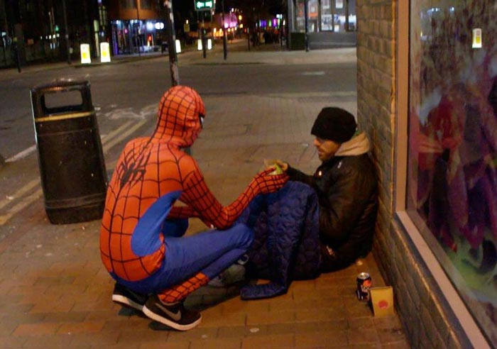Birmingham spider-man, человек-паук помогает бедным, человек-паук кормит .....