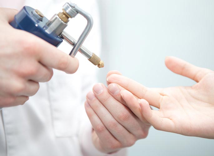 9 бьюти-проблем, о которых стесняются говорить многие девушки проблемы о которых стесняются говорить, запах от ног, потеющие ладони