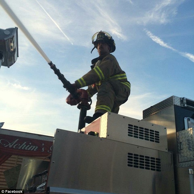 официантка принесла записку пожарным, пожарные помогли купить фургон парализованному, Лиз Вудворд, Liz Woodward