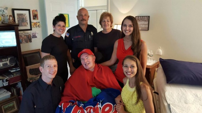 официантка принесла записку пожарным, пожарные помогли купить фургон парализованному, Лиз Вудворд, Liz Woodward