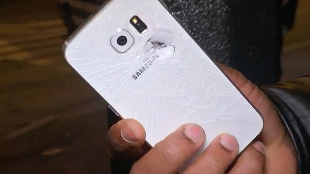 Парень выжил благодаря смартфону, парень выжил шрапнель смартфон взрыв в Париже, парень выжил смартфон взрывы в Париже