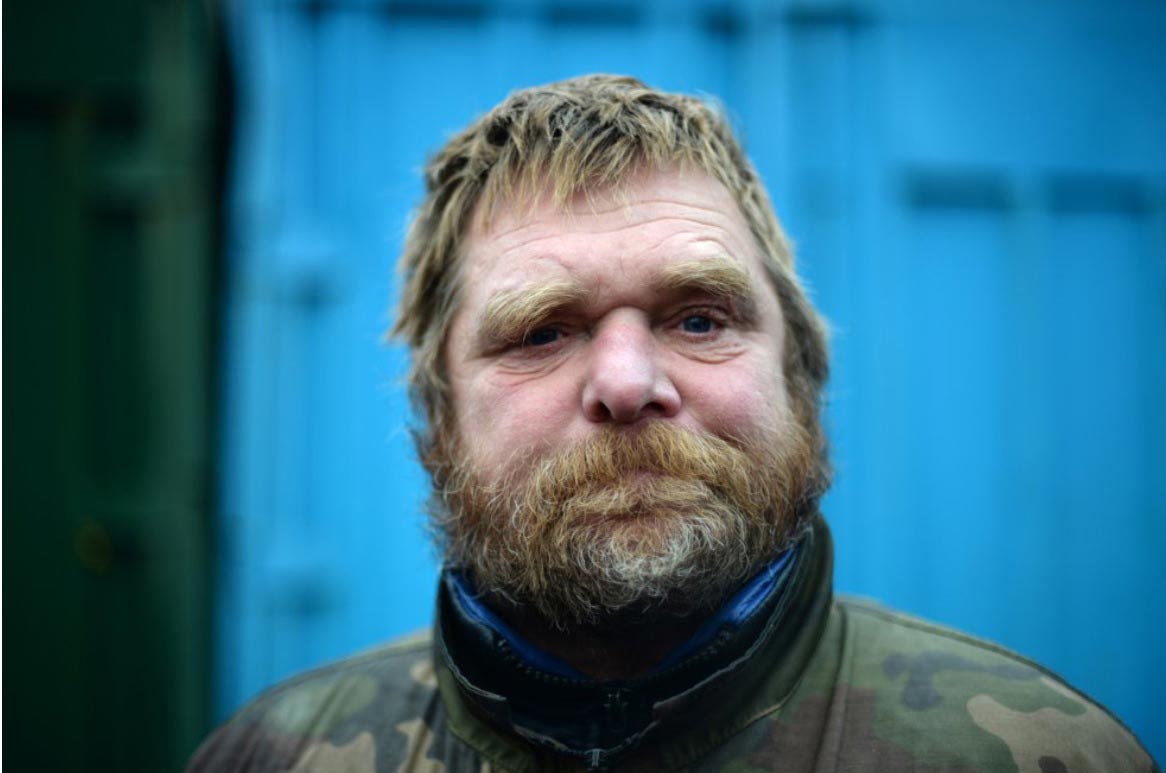 питерские бездомные до и после стрижки, уличный бабер подстриг бездомных