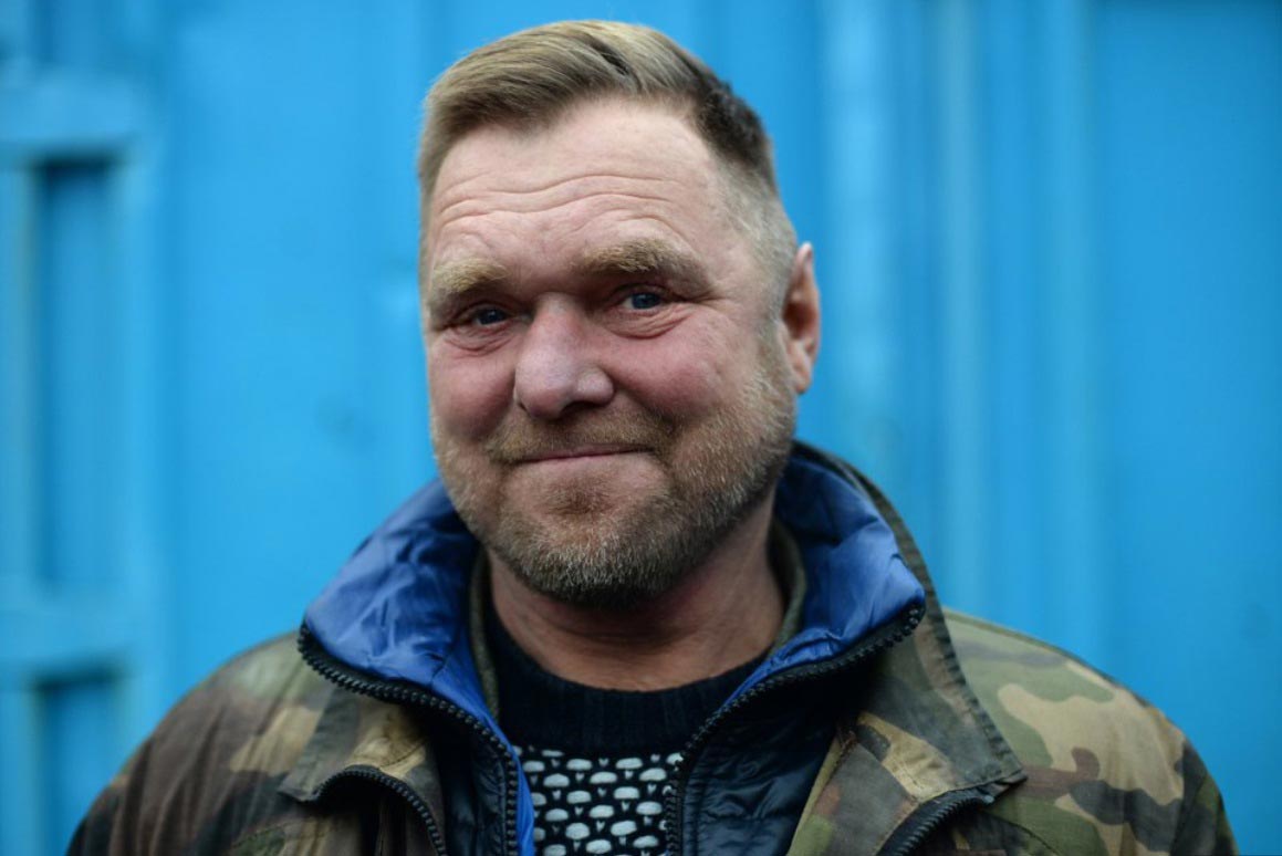 питерские бездомные до и после стрижки, уличный бабер подстриг бездомных