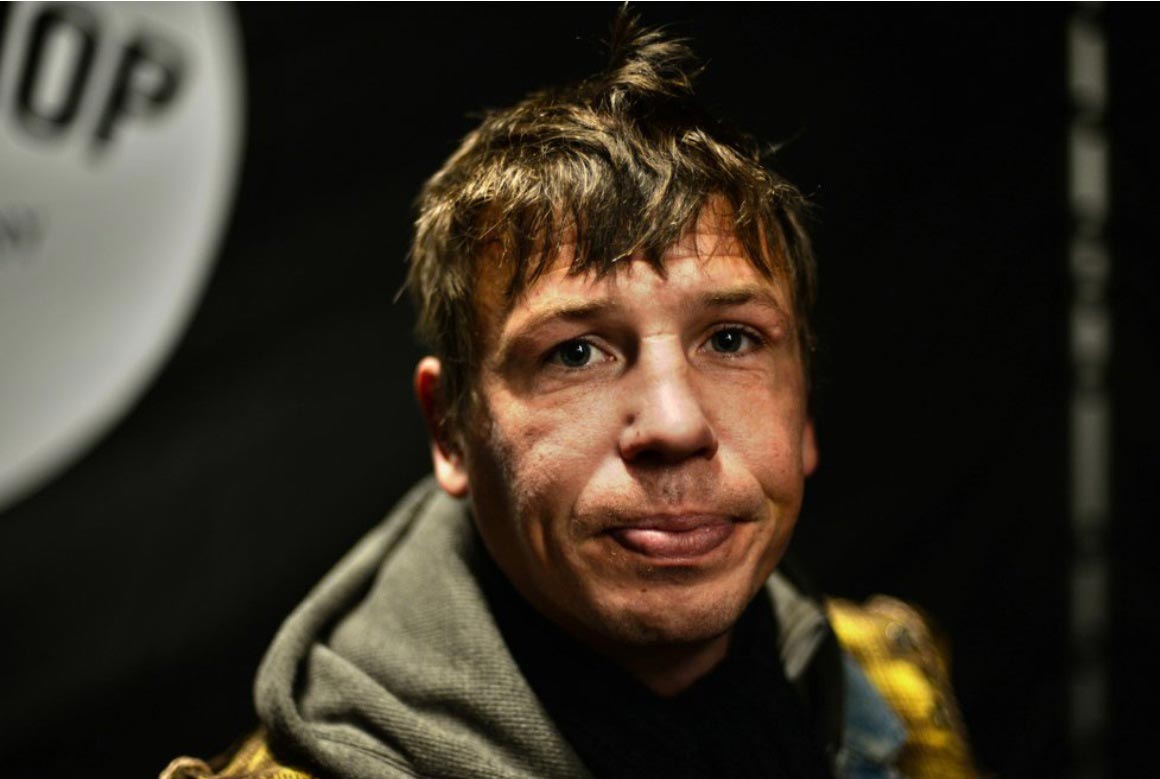 питерские бездомные до и после стрижки, уличный бабер подстриг бездомных