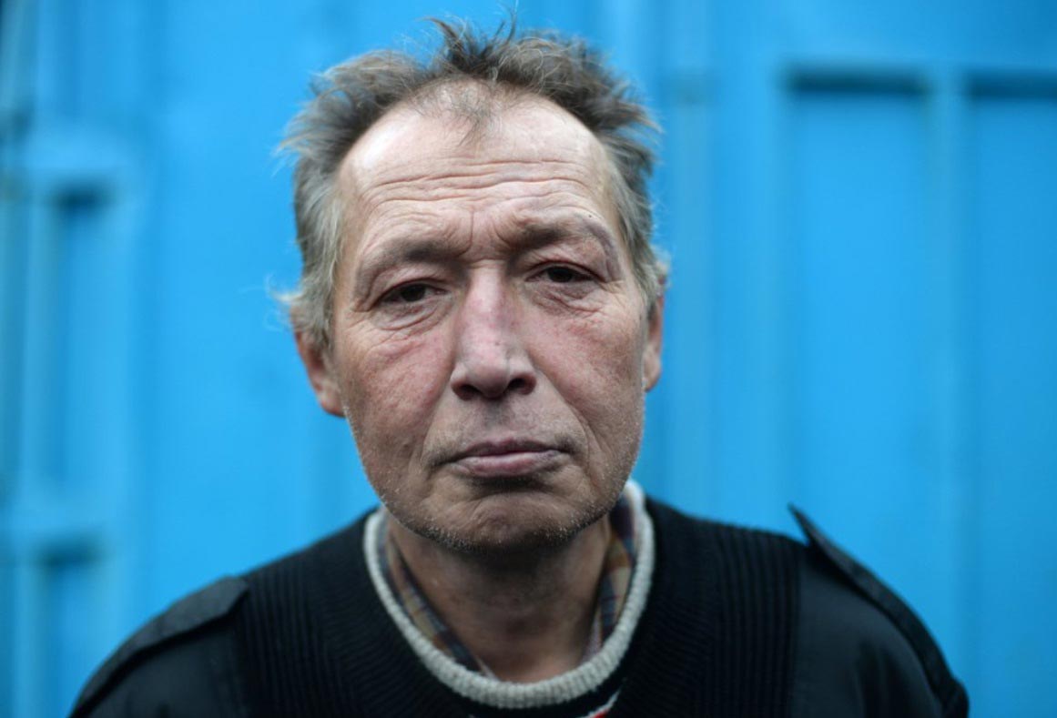 питерские бездомные до и после стрижки, уличный бабер подстриг бездомных