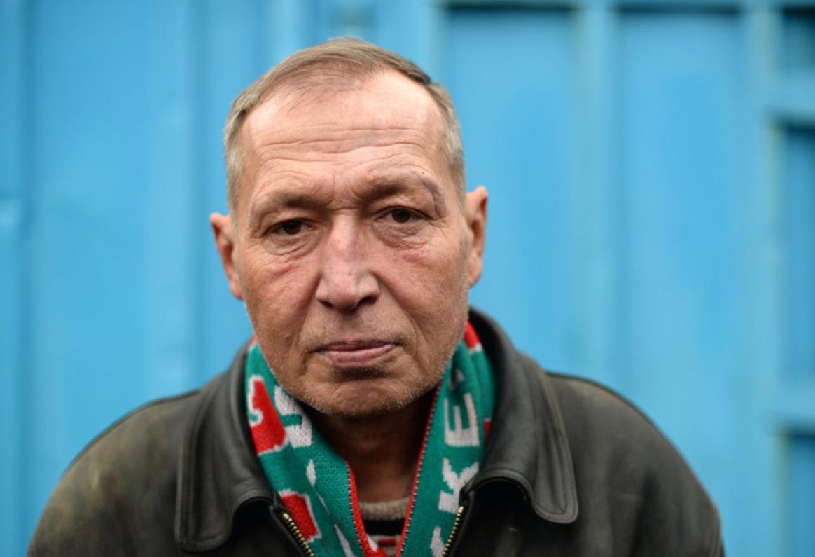 питерские бездомные до и после стрижки, уличный бабер подстриг бездомных