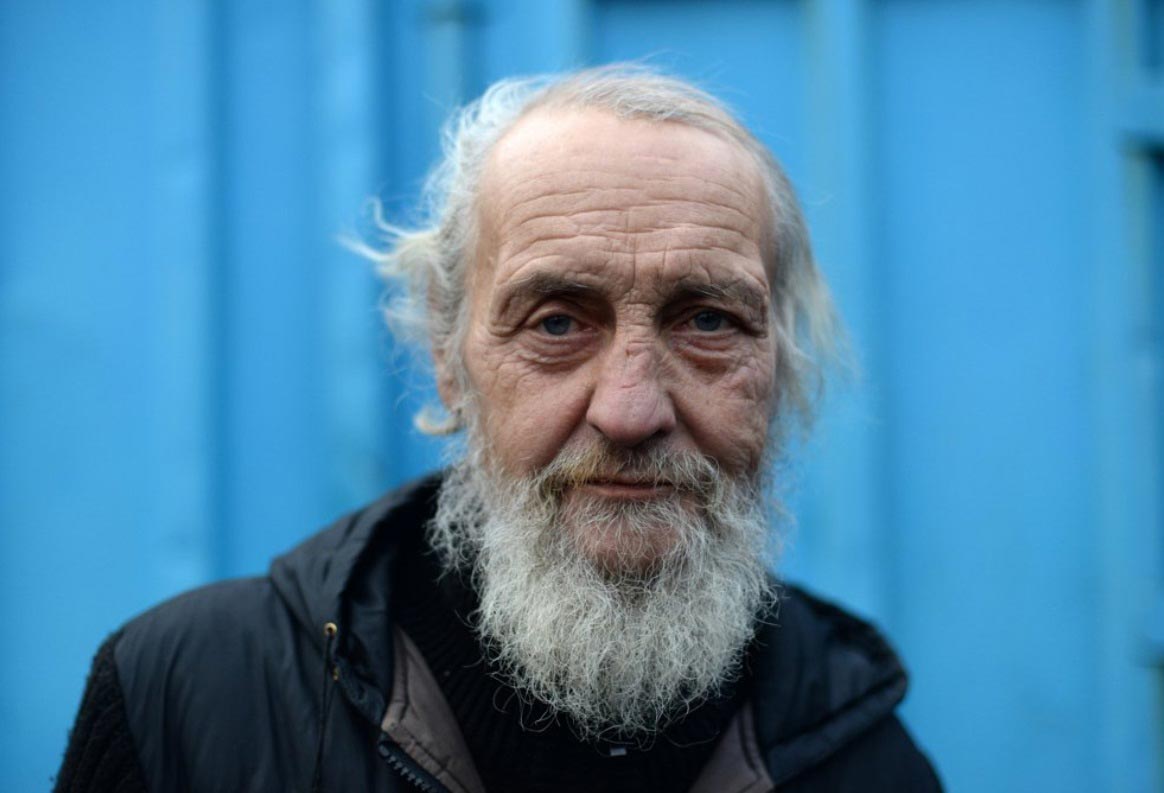 питерские бездомные до и после стрижки, уличный бабер подстриг бездомных