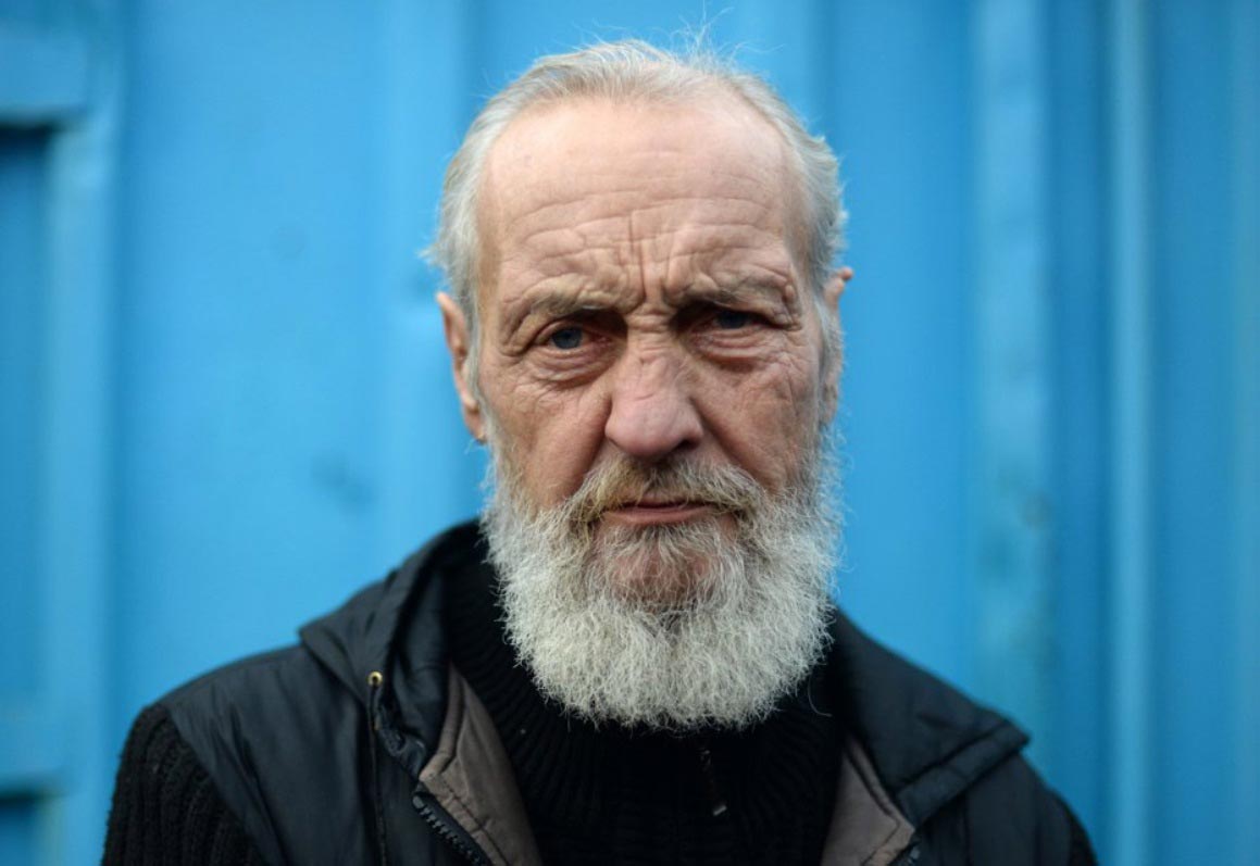 питерские бездомные до и после стрижки, уличный бабер подстриг бездомных