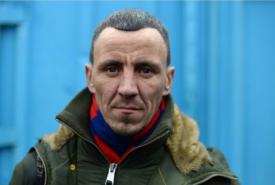 питерские бездомные до и после стрижки, уличный бабер подстриг бездомных