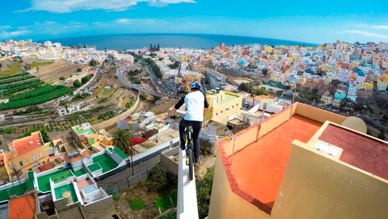 езда на велосипеде по крышам, Дэнни Макаскилл, Danny MacAskill, трюки на велосипеде на крыше