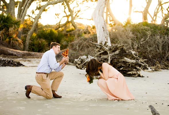 пицца вместо кольца, пицца фотошоп предложение, заменили кольцо на пиццу, фотошоп кольцо пицца предложение руки