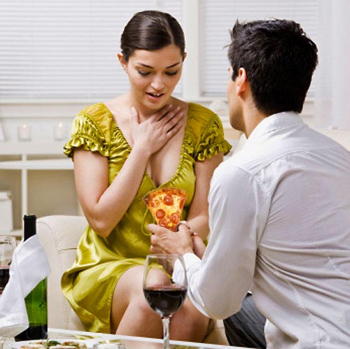 пицца вместо кольца, пицца фотошоп предложение, заменили кольцо на пиццу, фотошоп кольцо пицца предложение руки