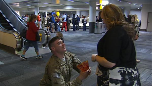 пицца вместо кольца, пицца фотошоп предложение, заменили кольцо на пиццу, фотошоп кольцо пицца предложение руки