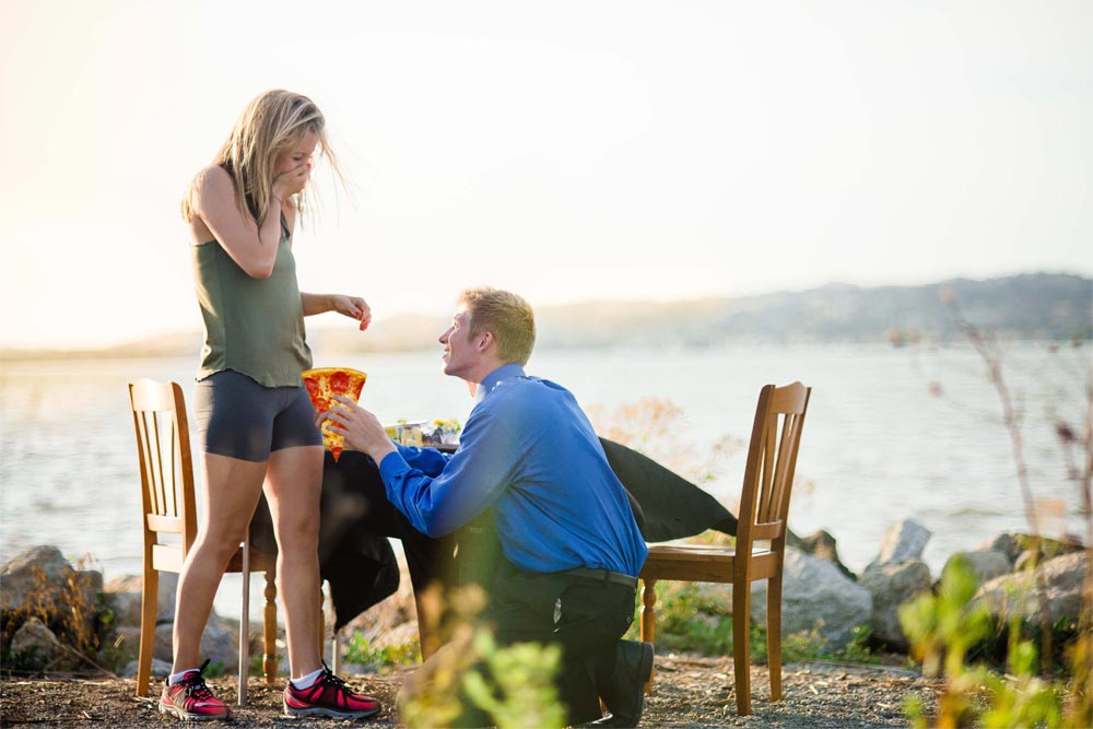 пицца вместо кольца, пицца фотошоп предложение, заменили кольцо на пиццу, фотошоп кольцо пицца предложение руки