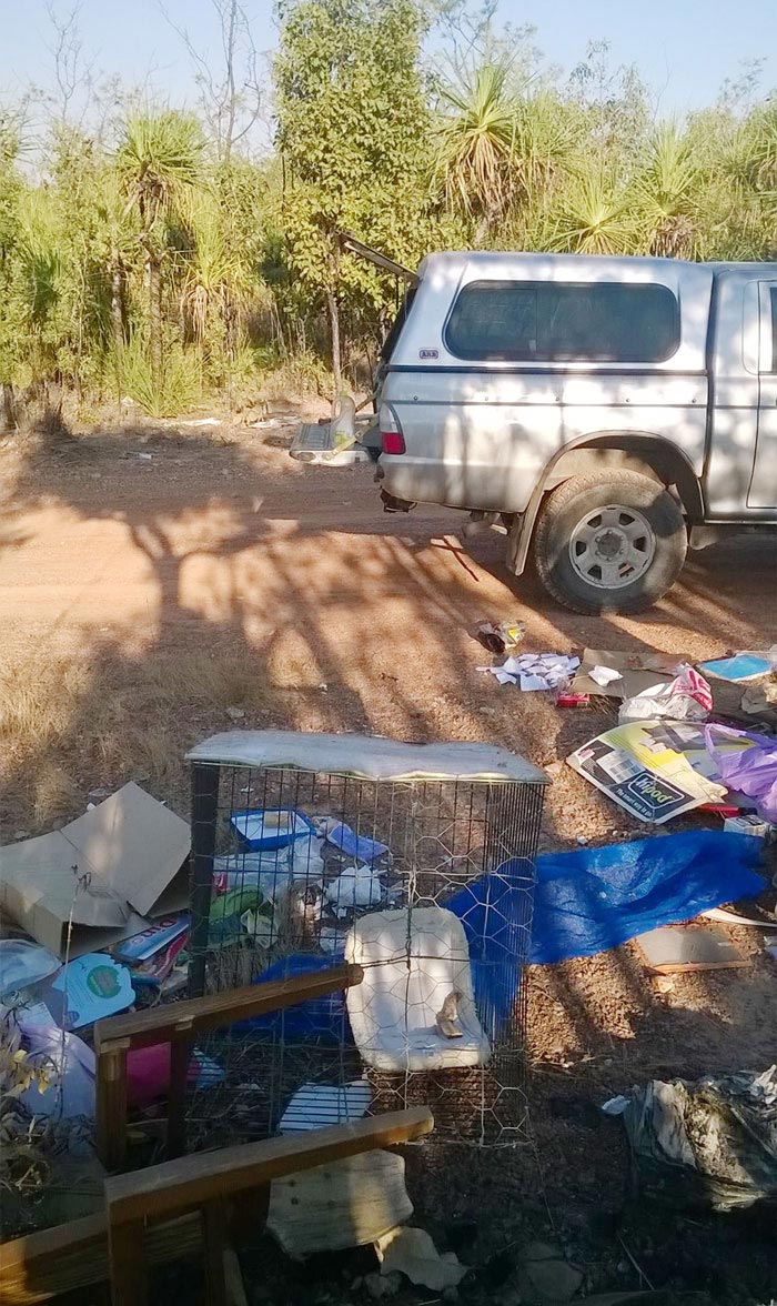 парень вернул  мусор, вернул мусор владельцу, выкинул мусор вместе с документами, нашел и вернул мусор обратно